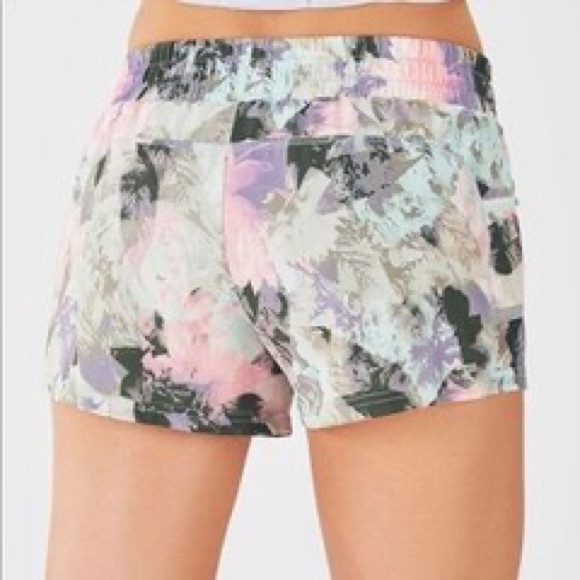 Fabletics Shorts with pockets in Secret Garden Print sz. M - Picture 2 of 10
